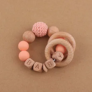 Détail du hochet de dentition pour bébé avec anneaux en hêtre, perles silicone et crochet