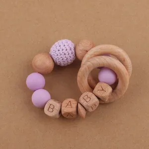Détail du bracelet de dentition avec perles en hêtre, perles en silicone et cubes BABY