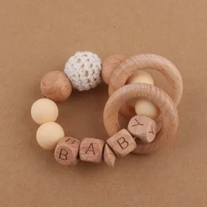Vue détaillée d'un anneau de dentition avec perles en bois et textures crochet
