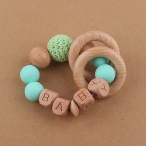Détail de l'anneau de dentition avec perles alphabet en bois et billes de silicone