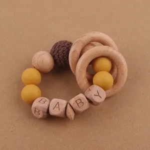 Détail montrant des anneaux en hêtre avec perles en silicone et texture crochetée