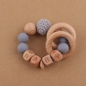 Détail d'un anneau de dentition pour bébé avec perles en bois et crochet doux