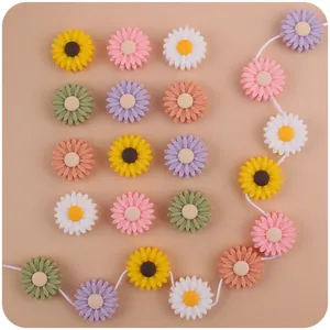 Makro-Detail bunter Silikon-Gänseblümchen-Perlen für DIY-Schnullerketten und Basteln