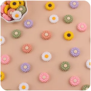Nahaufnahme von bunten 22mm Gänseblümchen Silikonperlen für DIY Schnullerketten Zubehör