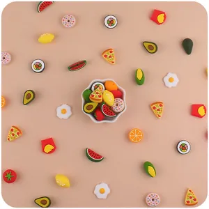 Dettaglio di ciondoli in silicone colorato a forma di frutta per catenelle e bracciali