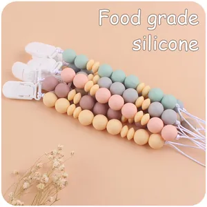 Detail der Silikonperlen in Lebensmittelqualität an Schnullerkette in Macaron-Farben