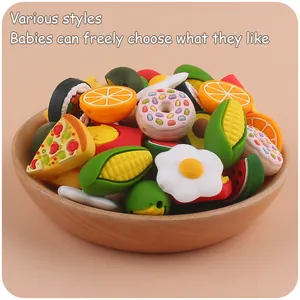 Vista ravvicinata di perline in silicone colorate a forma di cibo per catenelle portaciuccio DIY