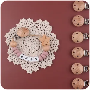Detail eines Holzstern-Clips und Silikonperlen für Schnullerketten mit BABY-Buchstaben