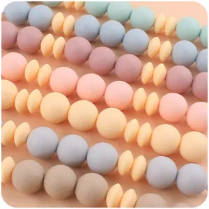 Makroaufnahme von Silikonperlen für Schnullerketten in weichen Macaron-Farbtönen