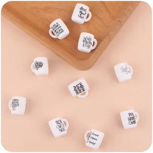 Mini witte mokken met creatieve slogans voor DIY speenkoorden en kleine accessoires
