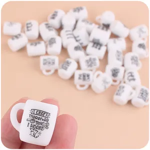 Miniatuur witte mok bedeltje met I CRAFT THEREFORE I HOARD tekst voor hobbyisten