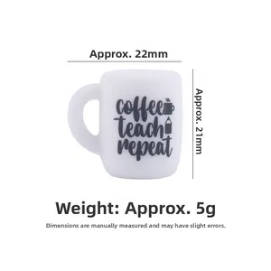 Detailansicht eines Mini-Kaffeebecher-Spielzeugs mit Coffee Teach Repeat Aufdruck