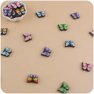 Vue à plat d'accessoires de dentition papillon 3D colorés avec divers motifs vifs et variés
