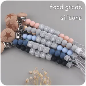 Vue détaillée des attaches-tétines pour bébé avec des perles en silicone de couleur