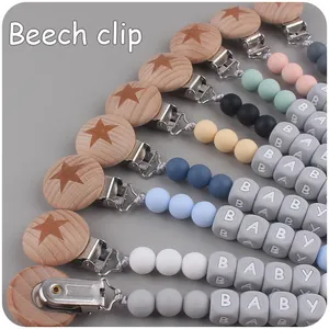 Détail d'attaches-tétines en bois de hêtre et perles en silicone colorées pour bébé