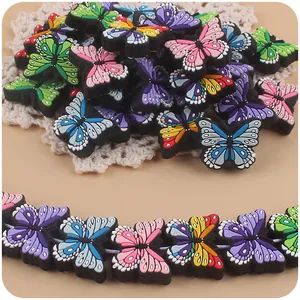 Vue détaillée de perles papillon colorées en silicone pour anneaux de dentition et DIY