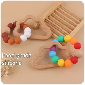 Detail von Baby-Beißring-Spielzeug mit wolkenförmigem Buchenholz und bunten Silikonperlen