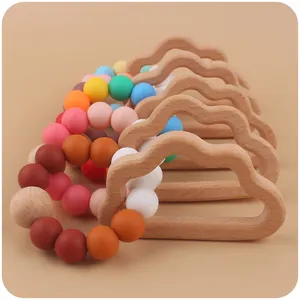 Details von bunten Silikonperlen und Buchenholzgriff für Baby Beißring Spielzeug