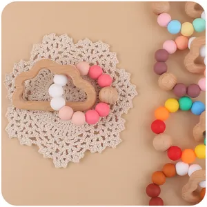 Detail von Baby-Beißring mit Buchenholzwolke und bunten Macaron-Silikonperlen im Set