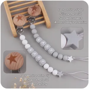 Attaches tétines faites main en hêtre et silicone avec perles étoiles et lettrage bébé