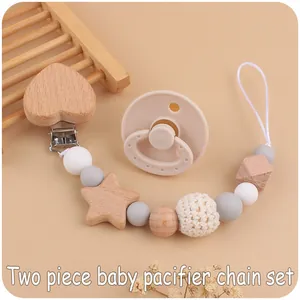 Gros plan d'une sucette en silicone et attache-sucette cœur en bois de style scandinave