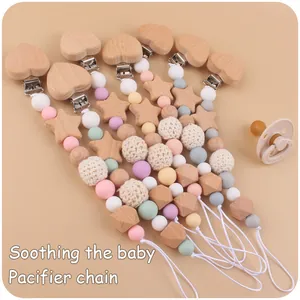 Détail de perles en silicone pastel et attache en bois pour attache-tétine bébé