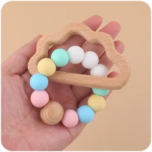 Beißring für Babys mit Buchenholz-Wolke und Macaron-Silikonperlen in sanften Pastellfarben