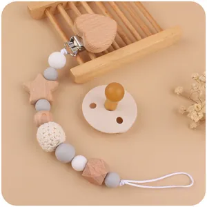 Kit attache-tétine bébé avec clip coeur en bois, perles silicone et détail crocheté