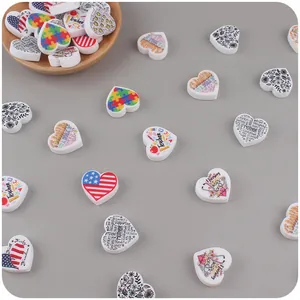 Detalle de cuentas de silicona en forma de corazón con varios estampados para chupetes