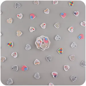 Primer plano de botones de madera en forma de corazón con estampados creativos para artesanía