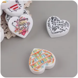 Vista macro de cuentas de silicona en forma de corazón con motivos de enfermería