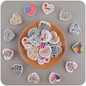 Cuentas de silicona de corazón de dibujos animados para chupeteros DIY con varios temas