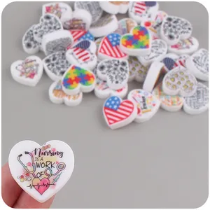 Cuentas de silicona en forma de corazón para chupeteros con motivos variados