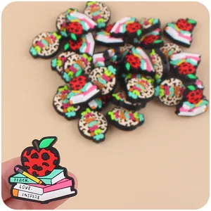 Leraar PVC-bedeltjes met luipaardappel en boeken voor DIY-schoendecoratie