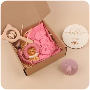 Set de regalo para bebé con sonajero de madera, diadema rosa y sujetachupetes