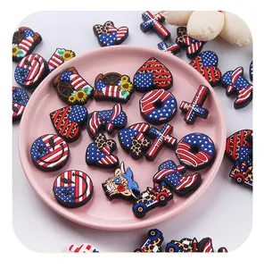 Dettaglio di ciondoli in silicone per scarpe a tema Independence Day con bandiera USA