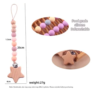 Vue détaillée de l'attache-tétine pour bébé avec étoiles en hêtre et perles silicone