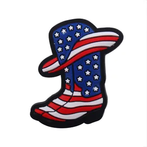 Dettaglio di ciondoli in silicone a stivale e cappello da cowboy con bandiera americana