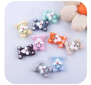 Gros plan de perles en silicone en forme de chat pour attache-tétines DIY