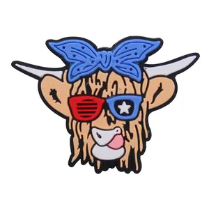 Dettaglio di ciondolo per scarpe mucca Highland con occhiali bandiera USA e fiocco