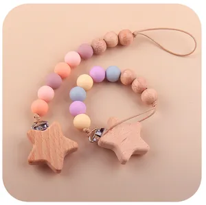 Détail de l'attache-tétine pour bébé avec étoile en hêtre et perles en silicone