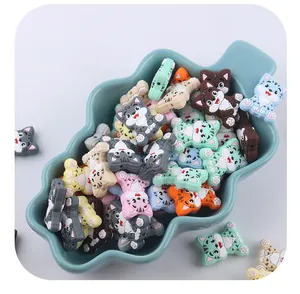 Détail de perles de chat en silicone colorées pour chaînes de dentition DIY et bébés