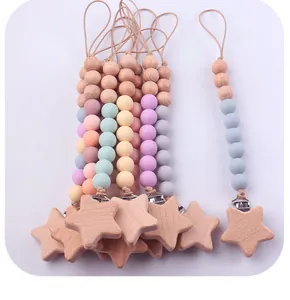 Détail de l'attache-tétine avec étoile en bois de hêtre et perles en silicone
