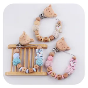 Dettagli delle catenelle per ciuccio in legno di faggio e silicone con incisione BABY