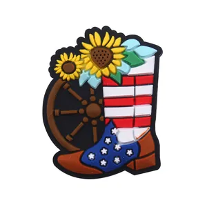 Dettaglio decorazione per scarpe in PVC con stivale cowboy USA, girasoli e ruota retro