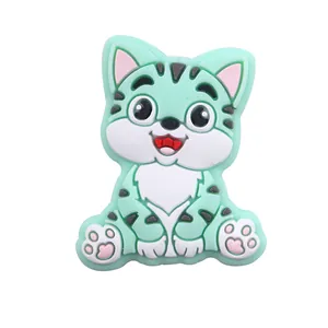 Détail d'une perle en silicone chat vert menthe pour attache-tétine et dentition de bébé