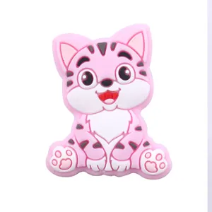 Détail d'une perle chat 3D en silicone rose pour accessoires de dentition de bébé