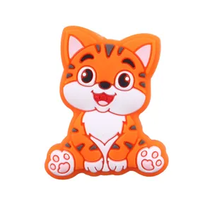 Détail d'un mignon tigre orange en PVC pour attache-tétines ou décoration de chaussures