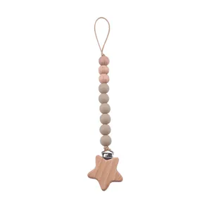 Détail du clip étoile en bois de hêtre et perles en silicone pour attache-tétine