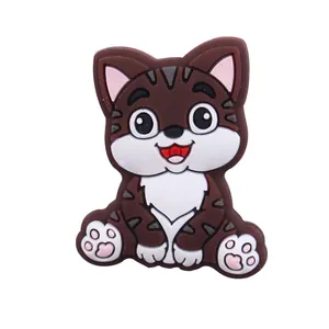 Détail d'un charms de chaussure en PVC chat de dessin animé mignon avec des rayures brunes